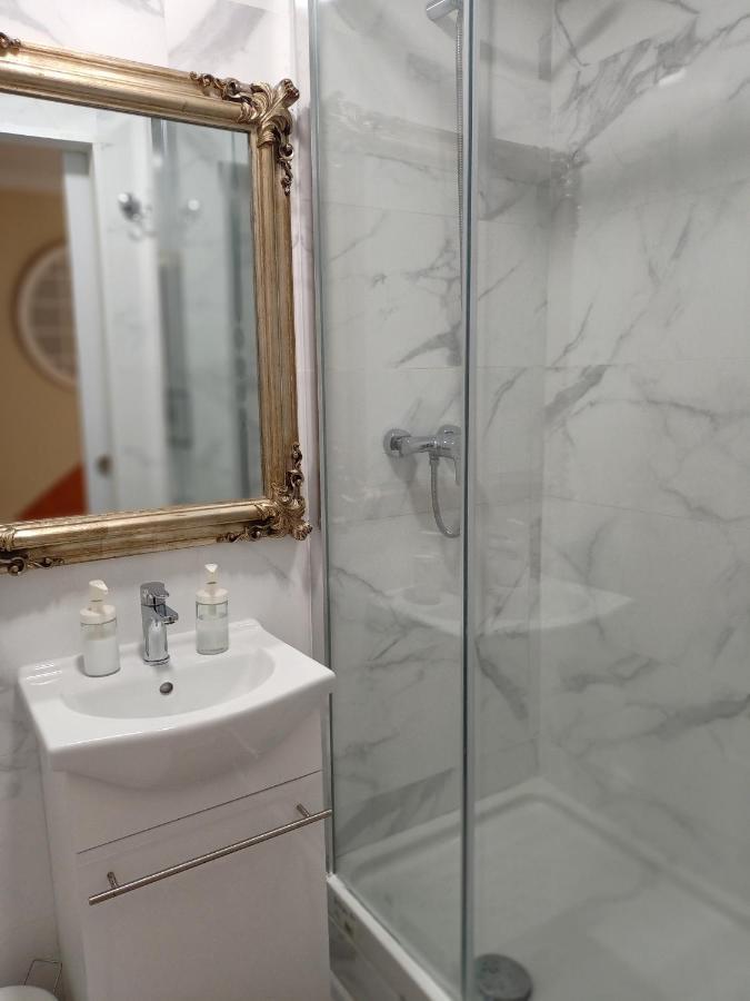 Casa De Huespedes Vecinodecerbantes Hotel Alcalá de Henares Kültér fotó