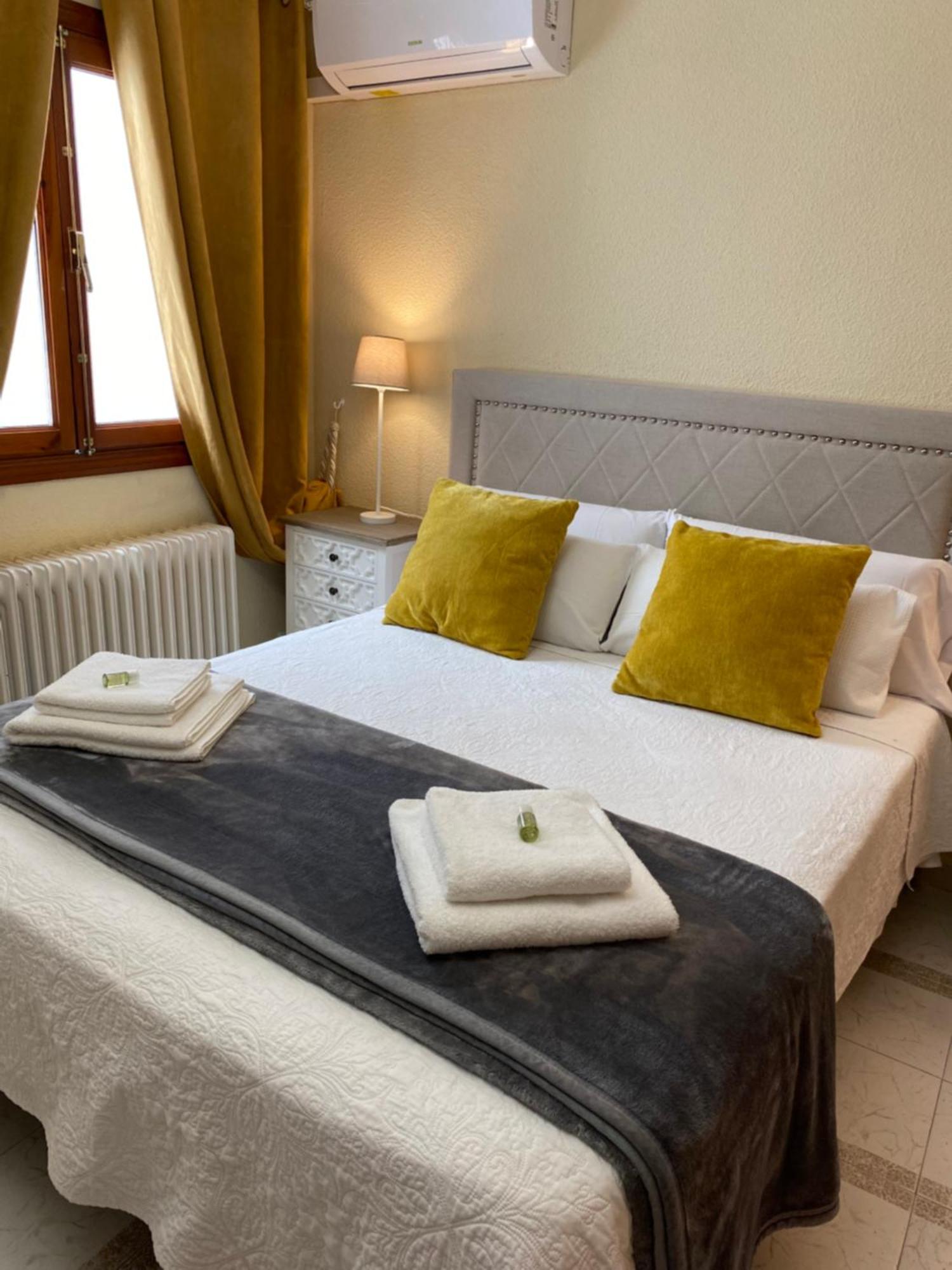 Casa De Huespedes Vecinodecerbantes Hotel Alcalá de Henares Kültér fotó