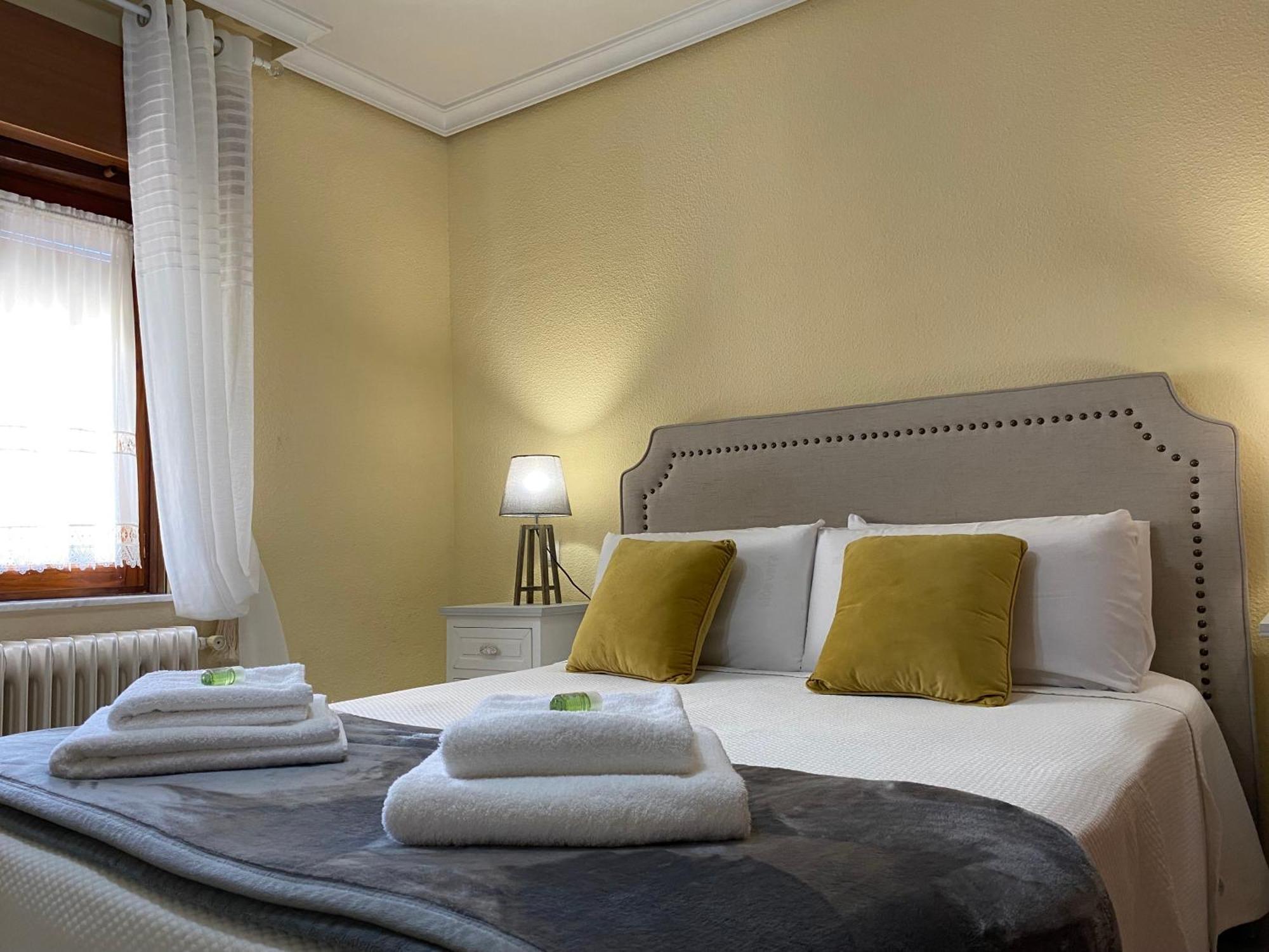 Casa De Huespedes Vecinodecerbantes Hotel Alcalá de Henares Kültér fotó