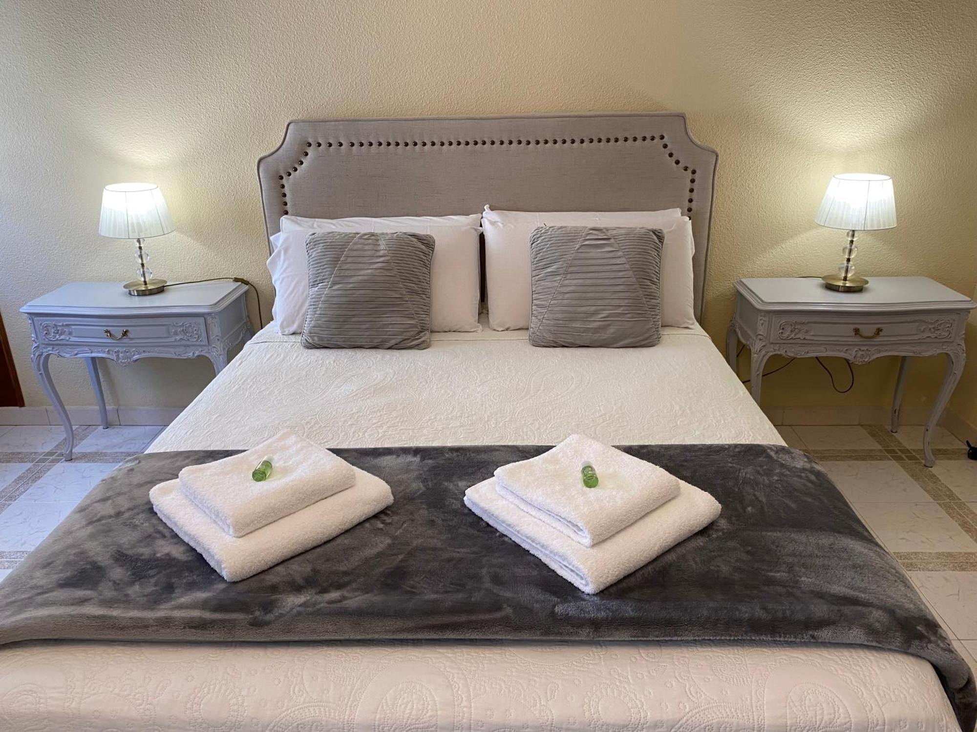 Casa De Huespedes Vecinodecerbantes Hotel Alcalá de Henares Kültér fotó